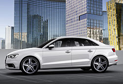 Audi A3 Limousine - Seitenansicht mit Tornadolinie - Farbe Gletscherweiß