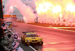 Timo Glock bei der Zieldurchfahrt zu seinem ersten DTM-Sieg beim Saisonabschluss in Hockenheim