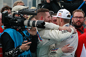 DTM 2016 - Hockenheim: Die BMW-Mechaniker herzen den neuen DTM-Meister Marco Wittmann