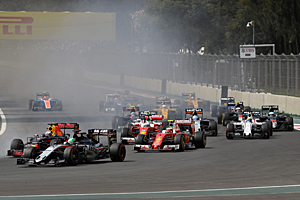 GP Mexiko - Rennen: Daniel Ricciardo (Red Bull) im Positionskampf mit Nico Hülkenberg (Force India)