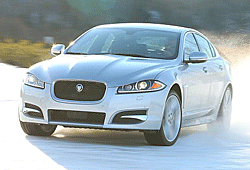 Jaguar XF AWD und XJ AWD (rot) im Schnee