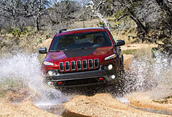 Jeep Cherokee Frntansicht - im Geländeeinsatz
