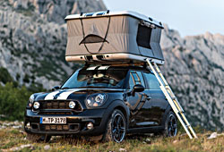 Mini Countryman All4 Camp mit aufgeklappter Zeltbox