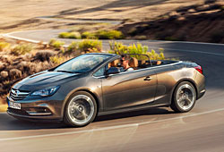 Opel Cascada mit geöffnetem Verdeck in der Seitenansicht
