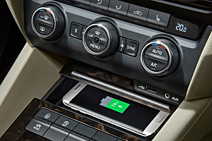 Skoda Superb - Phonebox mit induktiver Lademöglichkeit