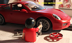 Playmobil-Porsche 911 Carrera S beim Felgentausch
