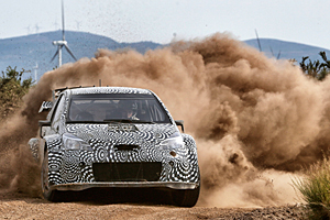 Toyota Yaris WRC bei Testfahrten auf Sand