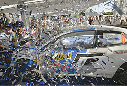 WRC 2013 Spanien - Ogier und Ingrassia und das Team im Siegestaumel